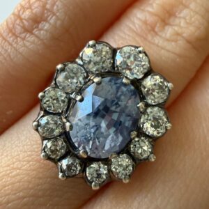 Unheated Ceylon sapphire 3,66ct with old mine cut diamonds ring set in silver and 18k gold. New
