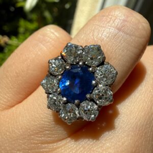 Unheated Royal blue sapphire 2,70ct old mine cut ring. New